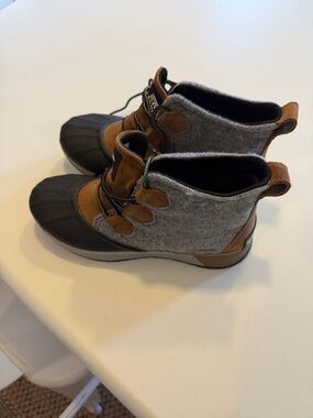 Sorel Women’s  Waterproof Ankle Boots - Gray & Brown Sz 9.  NWOB. Box12
